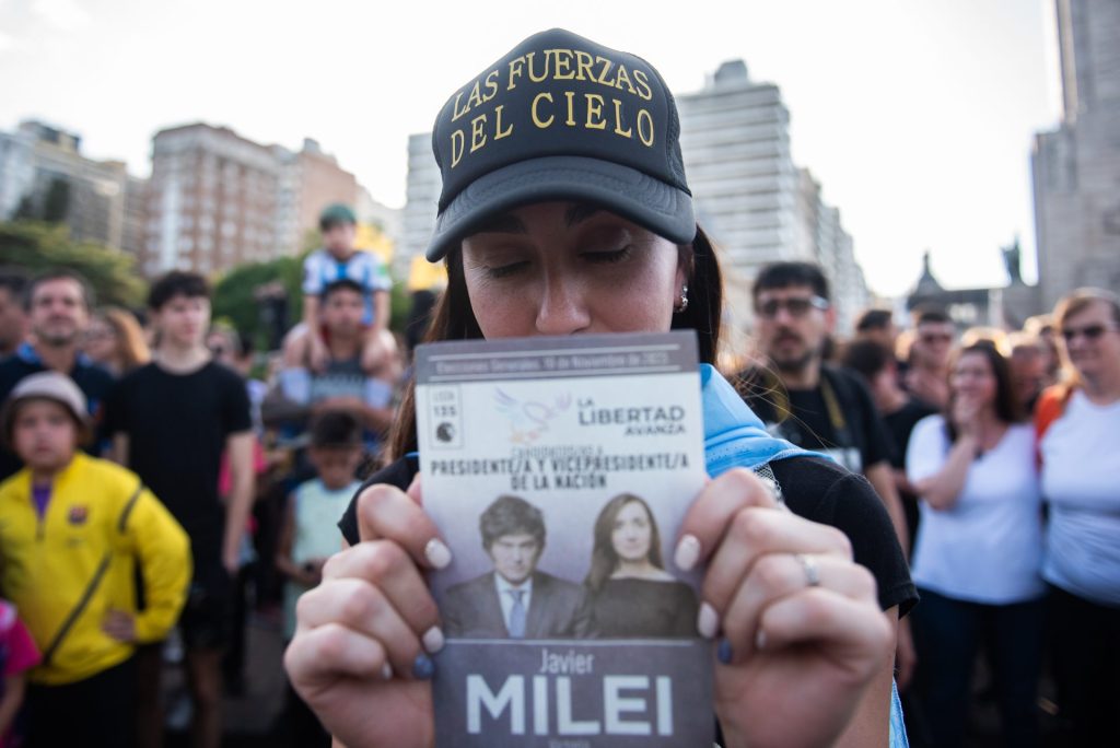 Seguidores asisten a un acto de campaña del candidato a la Presidencia de Argentina Javier Milei, en el Monumento Nacional a la Bandera de Rosario (Argentina), el 14 de noviembre de 2023. EFE/ Franco Trovato Fuoco