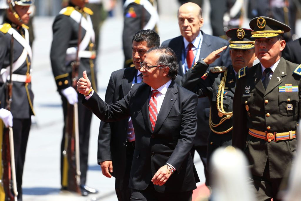 El presidente de Colombia, Gustavo Petro (c), llega para la ceremonia de investidura del presidente de Ecuador, Daniel Noboa, hoy, en la Asamblea Nacional, en Quito (Ecuador). EFE/ Julio Estrella