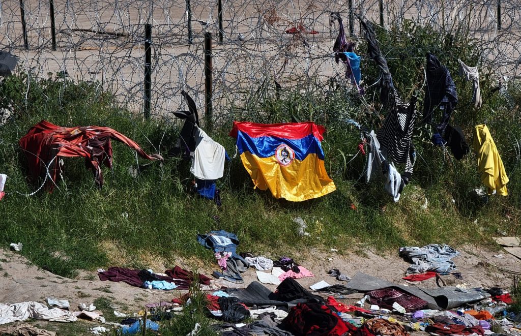 Fotografía de un campamento migrante desalojado en la frontera de Estados Unidos con México, el 12 de noviembre de 2023, en Ciudad Juárez (México). EFE/ Luis Torres