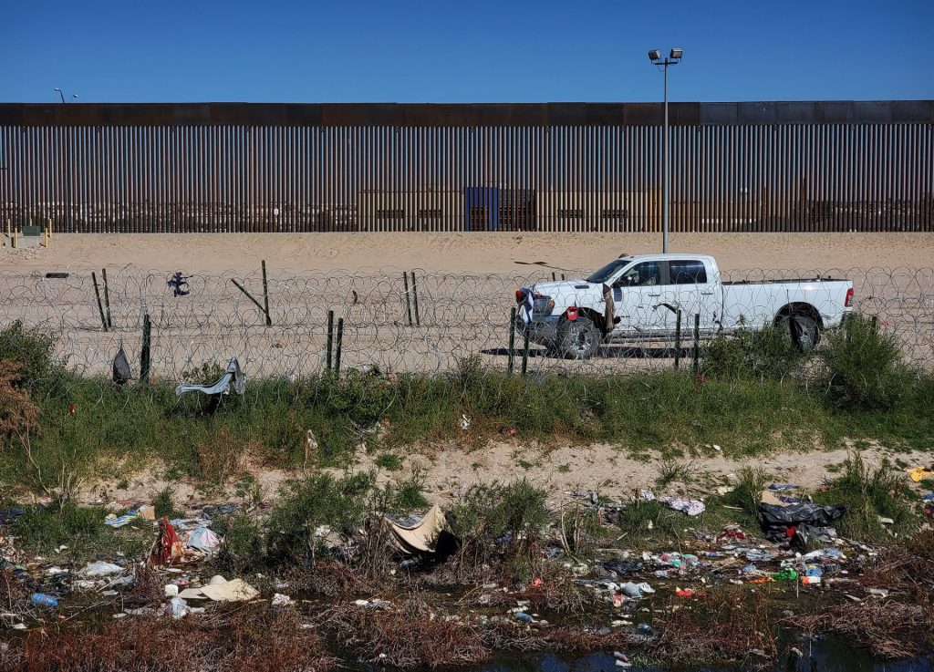 Personal de la Guardia Nacional de Estados Unidos vigila la frontera con México para evitar la instalación de campamentos migrantes, el 12 de noviembre de 2023, en Ciudad Juárez, Chihuahua (México). EFE/ Luis Torres