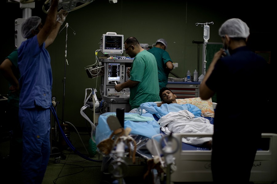 Un enfermo es atendido en el hospital Nasser de Jan Yunis, en el sur de Gaza