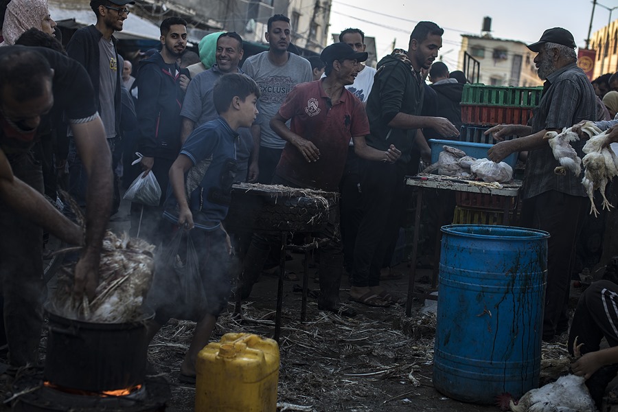 Palestinos desplazados compran alimentos en un mercado en el campo de refugiados de Jan Yunis, al sur de la Franja de Gaza