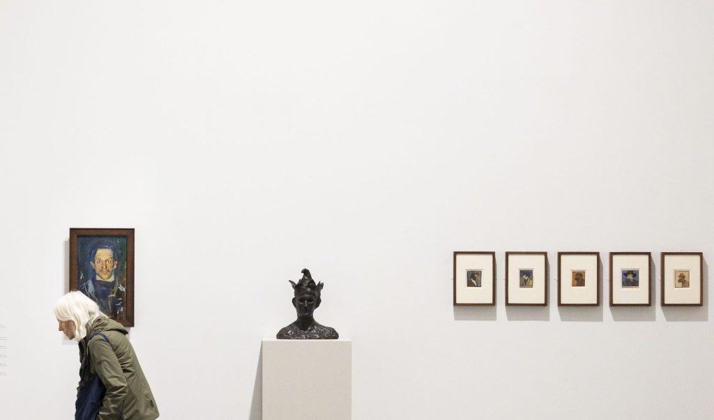 Personas recorren la exposición "Un extranjero llamado Picasso" en la galería Gagosian, de Nueva York, el 10 de noviembre de 2023. EFE/ Justin Lane