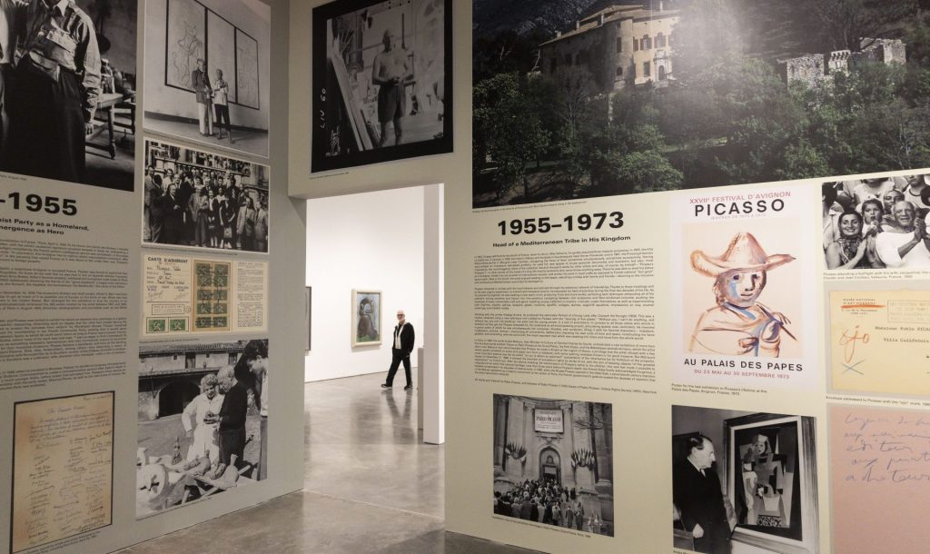 Personas recorren la exposición "Un extranjero llamado Picasso" en la galería Gagosian, de Nueva York, el 10 de noviembre de 2023. EFE/ Justin Lane