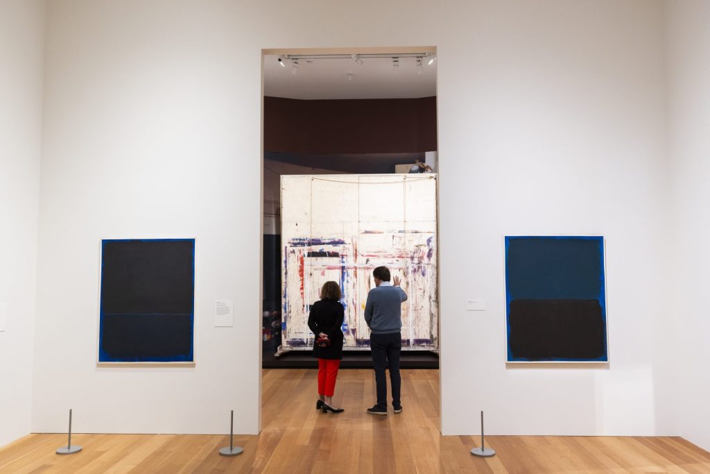 Vista de una sala de exhibición en la National Gallery de Washington con obras de Mark Rothko, el 15 de noviembre de 2023. EFE/ Jim Lo Scalzo