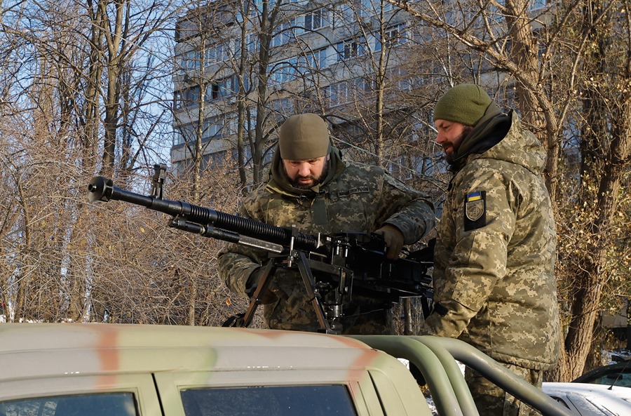 Dos militares ucranianos revisan una ametralladora antiaérea en Kiev