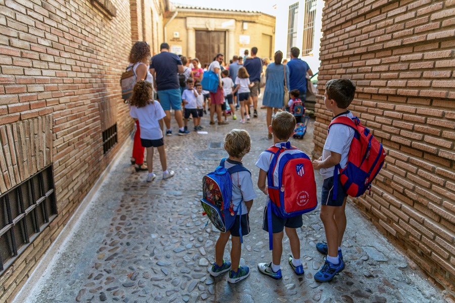 Un grupo de niños en la puerta de su colegio