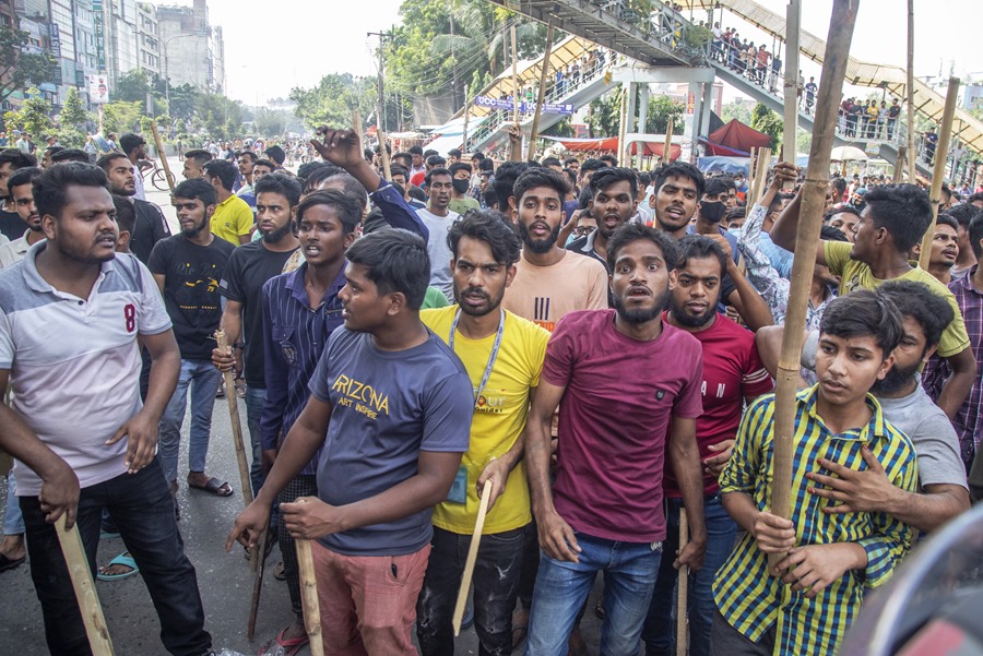 Trabajadores del sector textil bloquean una carretar como protesta en la zona de Mirpur en Dhaka, Bangladesh.