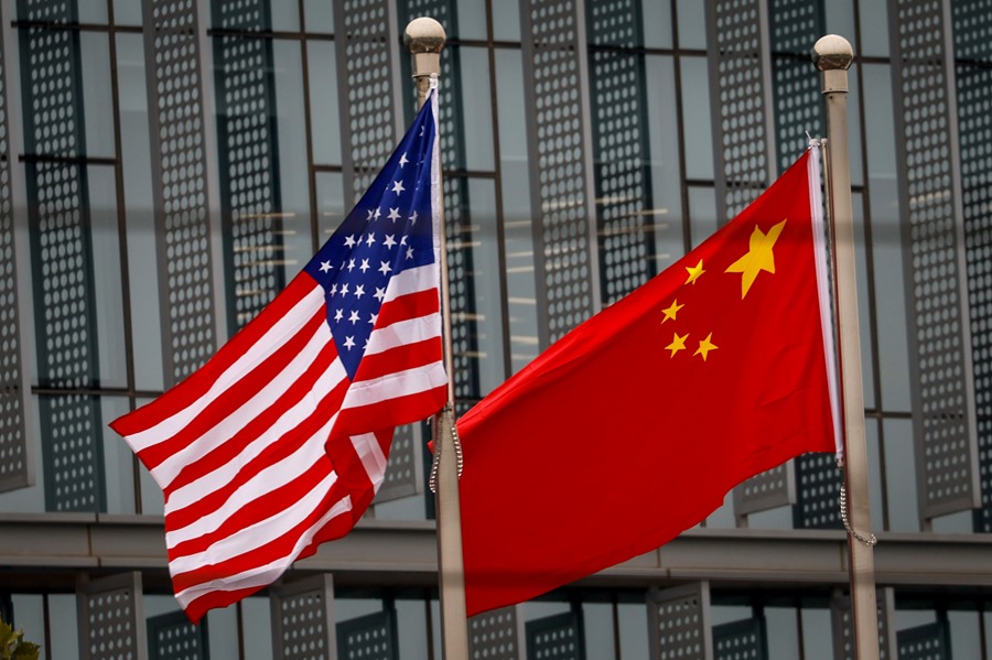Las banderas de Estados Unidos y China ondean en Beijing