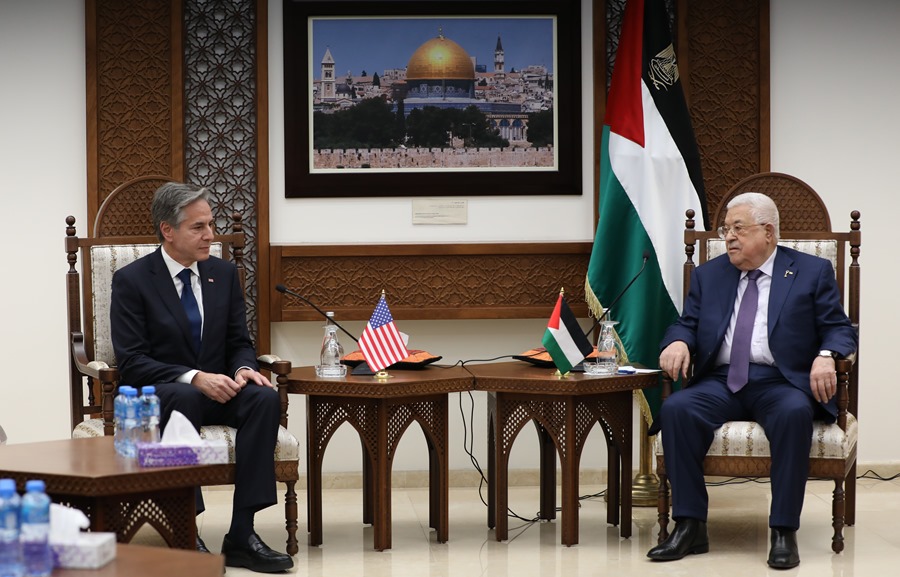 El secretario de Estado estadounidense, Antony Blinken (i), se reúne con el presidente de la Autoridad Nacional Palestina (ANP), Mahmud Abás, en Ramala.