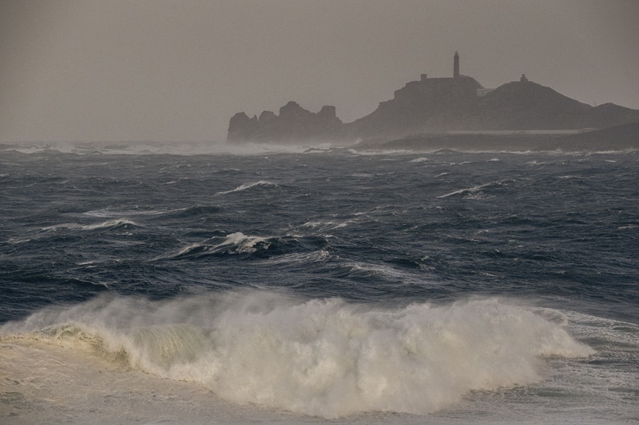 Fotografía del Cabo Vilán con un fuerte oleaje, desde la costa de Muxía, en A Costa da Morte (Galicia). 
