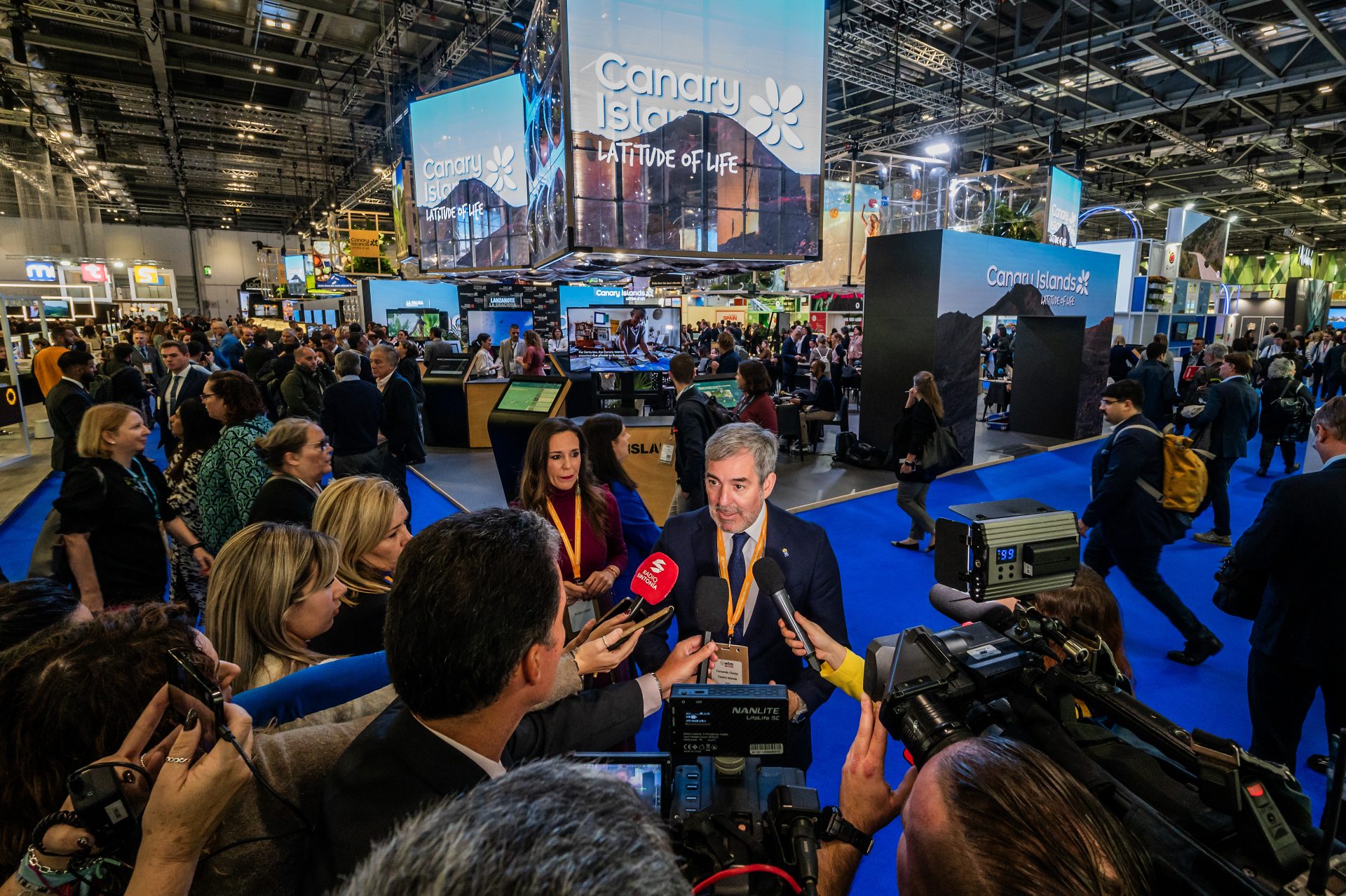 El presidente de Canarias, Fernando Clavijo (c), atiende a la prensa en la primera jornada de la Feria Mundial del Turismo de Londres. EFE/Guy Bell