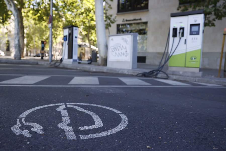 Puntos de recarga y señalización para coches eléctricos ubicados en las vías públicas