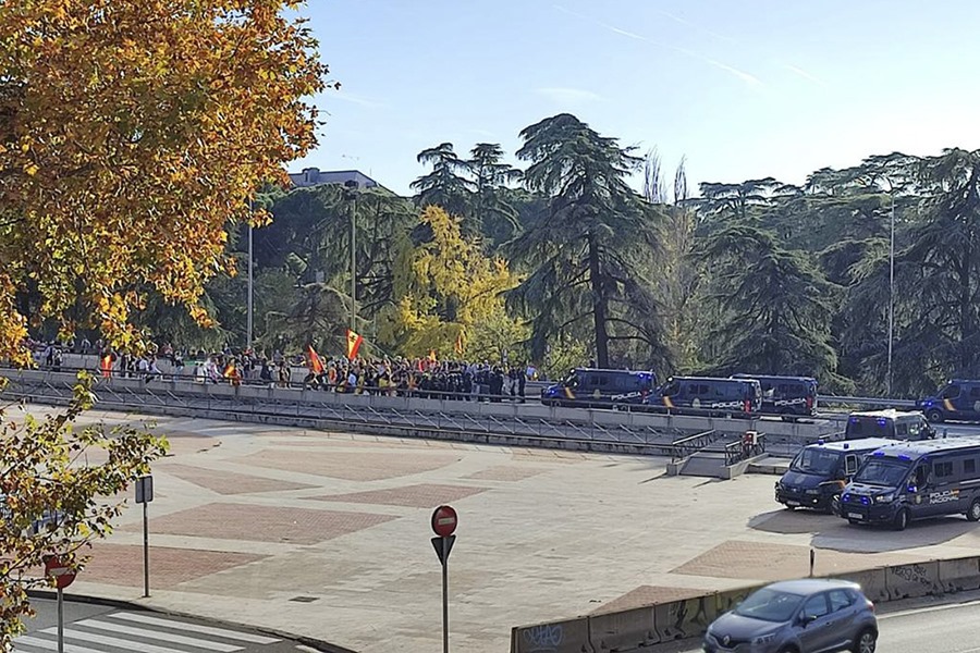 Un grupo de manifestantes contra la amnistía y la investidura de Pedro Sánchez se dirige este sábado hacia el Palacio de la Moncloa 