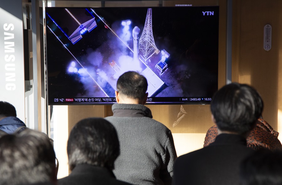 La gente ve las noticias en una estación en Seúl, Corea del Sur