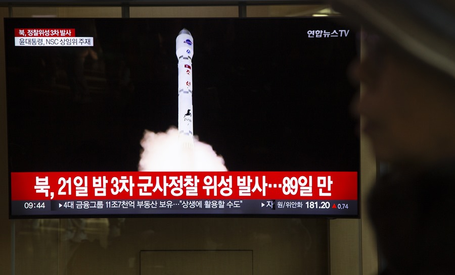 Un monitor de televisión muestra las noticias diarias en una estación en Seúl