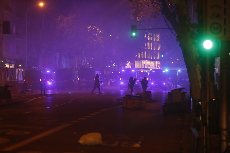 Agentes de la Policía Nacional intervienen durante los disturbios del pasado lunes frente a la sede del PSOE en la calle Ferraz, en Madrid.