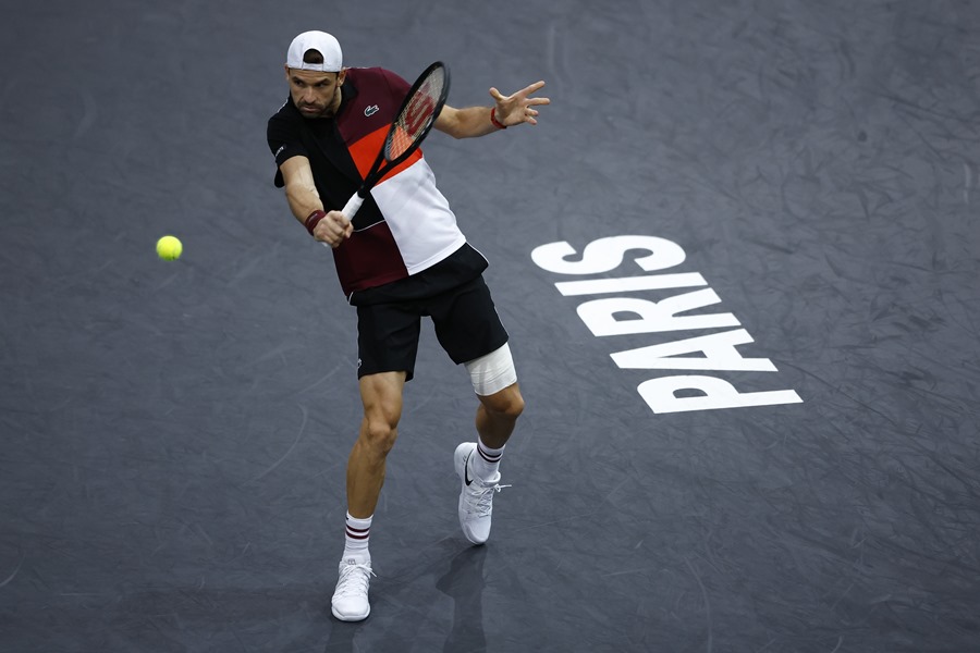 El tenista búlgaro Grigor Dimitrov en acción en el partido contra Djokovic en París. 