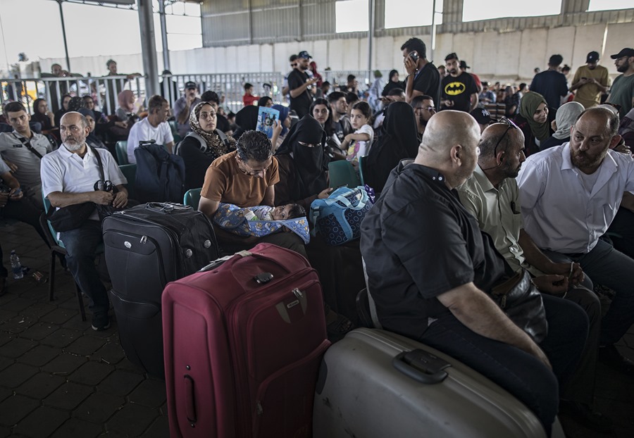Un médico español entre los extranjeros que han logrado salir de Gaza hacia Egipto