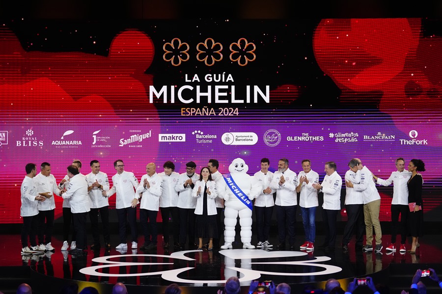 Foto de familia de los cocineros que han recibido "3 estrellas Michelín" durante la gala de las estrellas Michelin 2024 celebrada este martes en Barcelona.