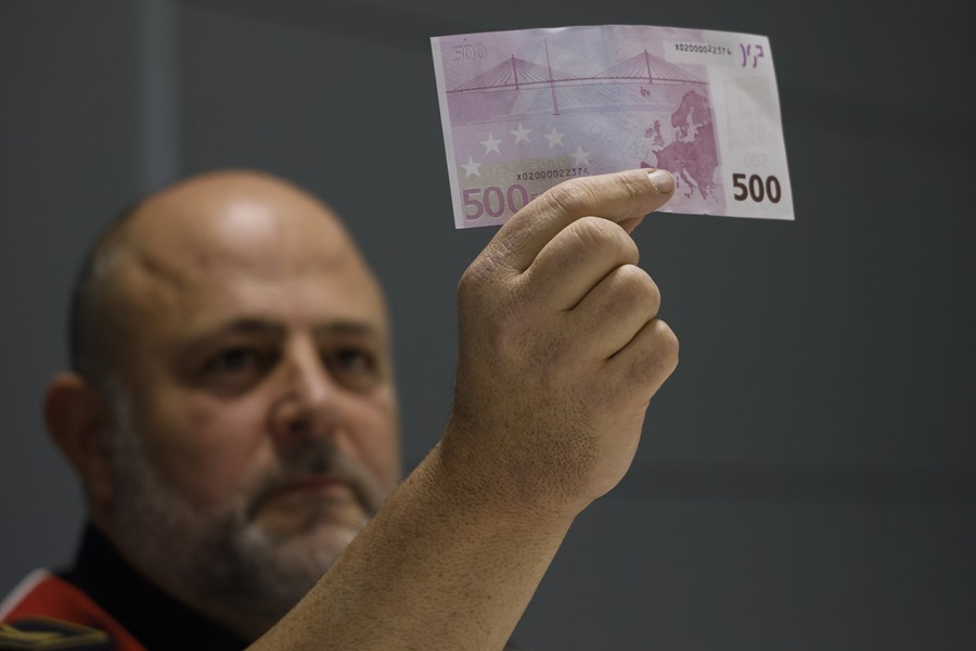 El Jefe de la Unidad Central de Falsificación de Moneda de los Mossos d' Esquadra, Sergi Sánchez, durante la entrevista con EFE en Barcelona