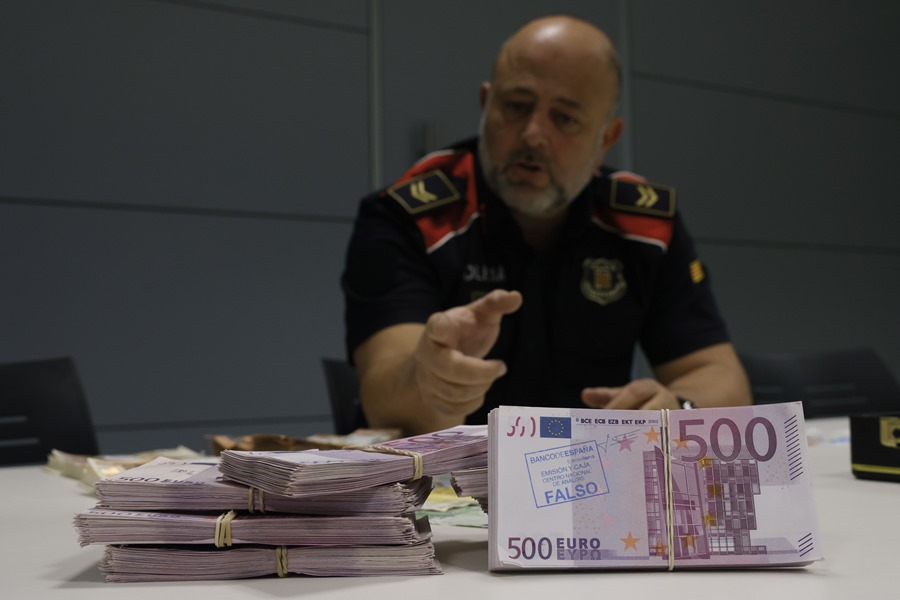 El Jefe de la Unidad Central de Falsificación de Moneda de los Mossos d' Esquadra, Sergi Sánchez, durante la entrevista con EFE en Barcelona.