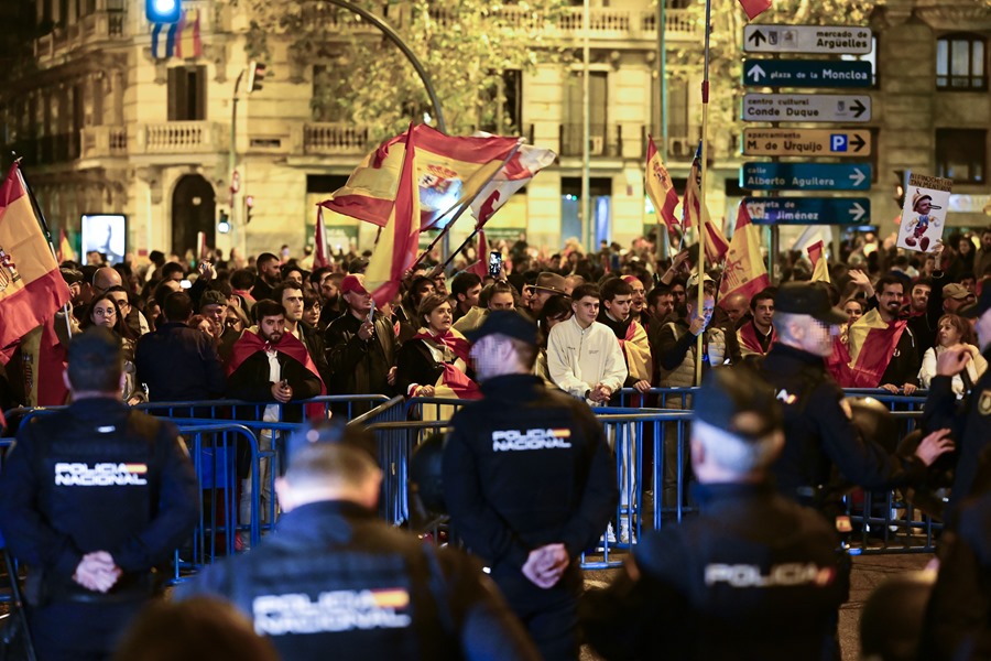 Cientos de personas se concentran por decimosexto día junto a la sede del PSOE de Ferraz