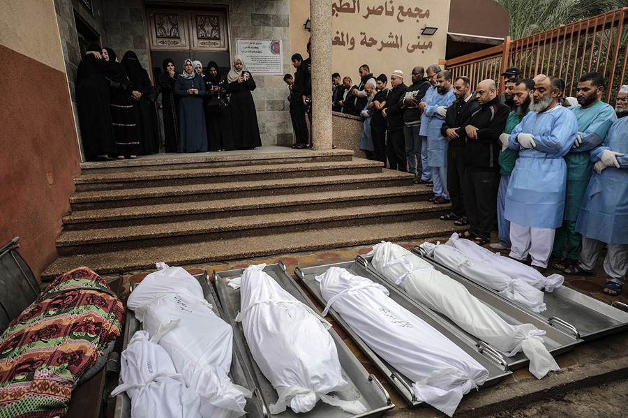 Los familiares de los palestinos asesinados en medio del actual conflicto entre Israel y Hamas lloran junto a los cuerpos de sus seres queridos en el Hospital Nasser