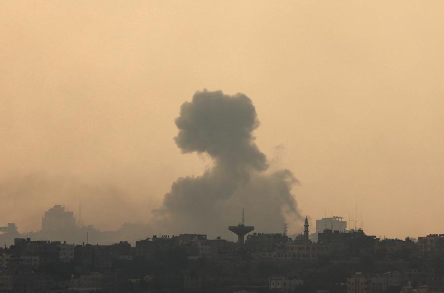 Una columna de humo tras un ataque aéreo en el norte de la Franja de Gaza