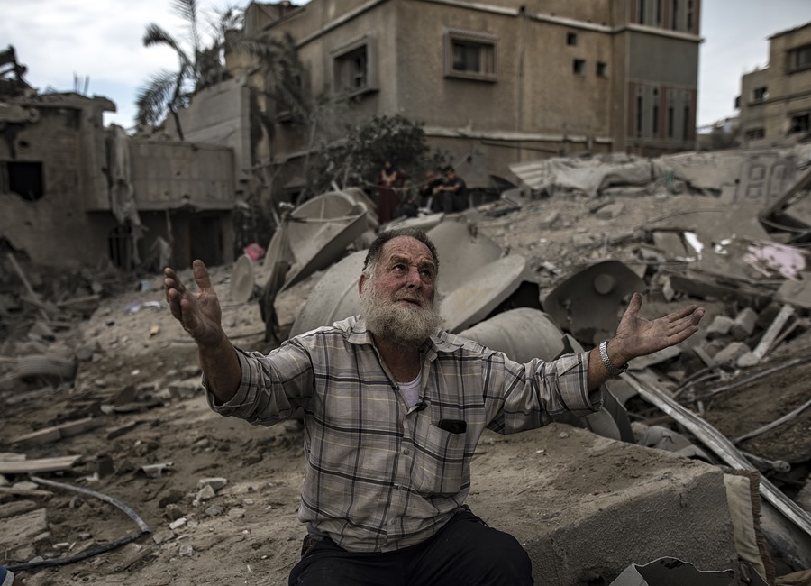 Un palestino reacciona entre los escombros de un edificio residencial tras un ataque israelí en Khan Younis, al sur de la Franja de Gaza