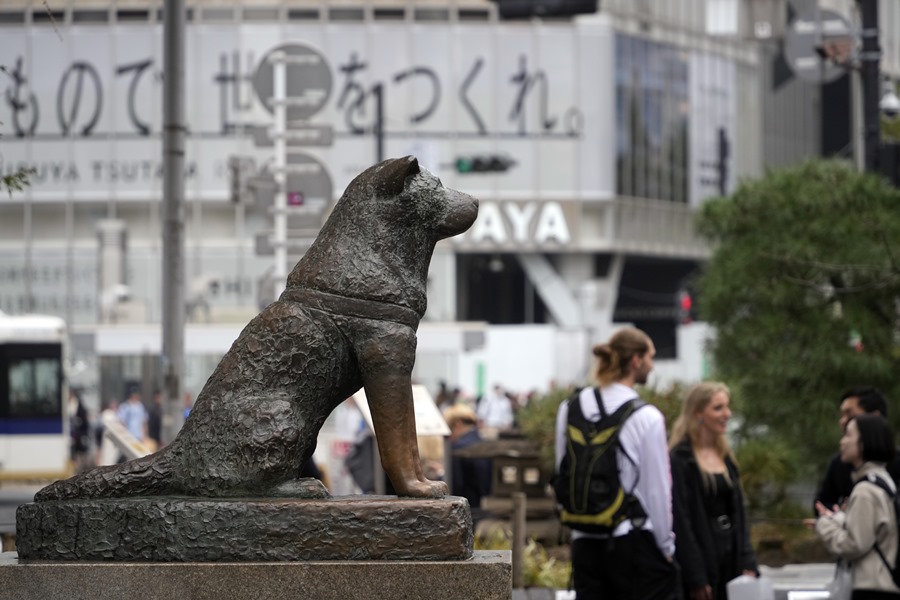 La estatua de Hachiko se encuentra fuera de la estación de Shibuya en Tokio