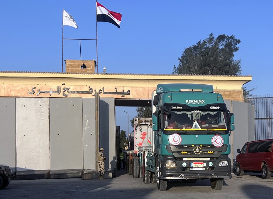 Vista de camiones en el paso de Rafah en Egipto