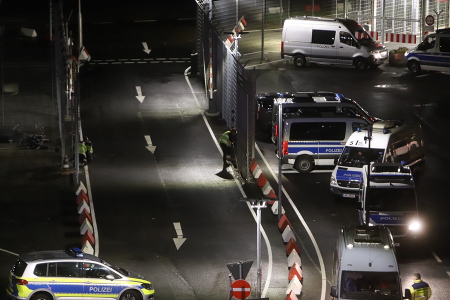 Efectivos de la policía en la zona del aeropuerto de Hamburgo donde permanece el hombre armado