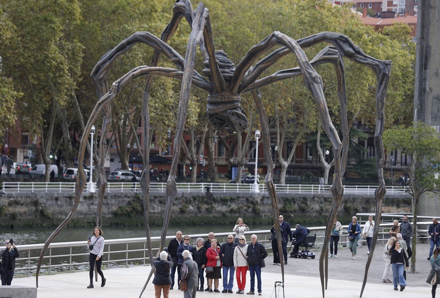 Jubilados se hacen una foto junto al museo Guggenheim de Bilbao