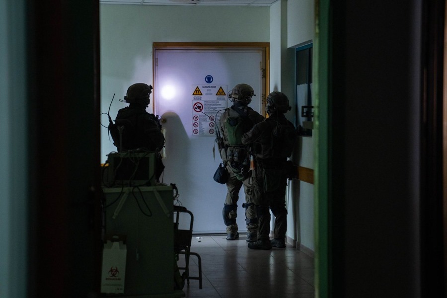 Soldados israelíes recorren el área de radiología del hospital Al Shifa en Gaza