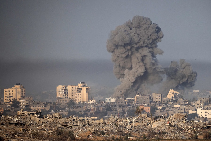 El humo se eleva después de una explosión tras un ataque israelí en la parte norte de la Franja de Gaza