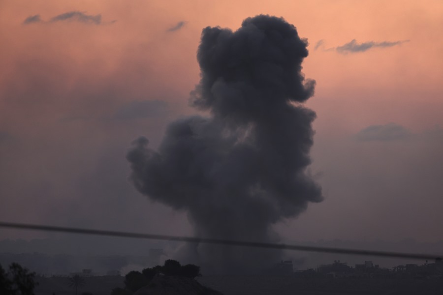 El humo se eleva tras una explosión tras un ataque aéreo en la parte norte de la Franja de Gaza