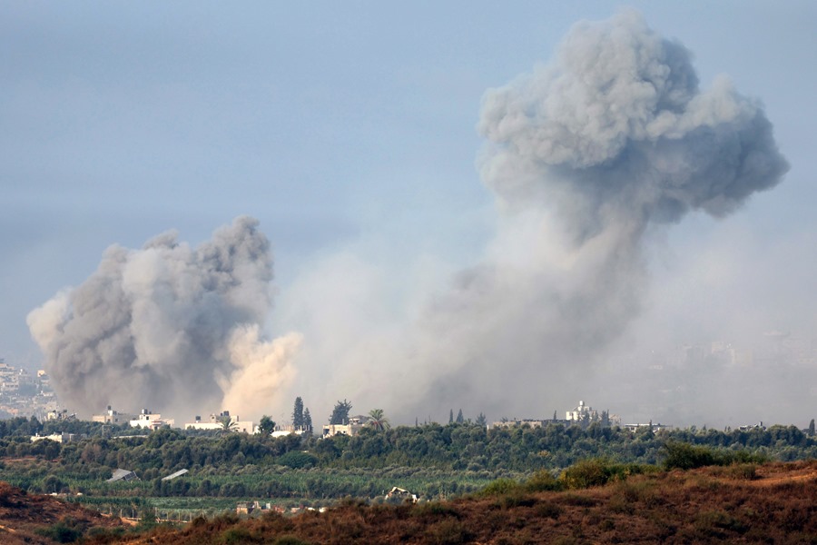 Columnas de humo tras ataques de Israel en el norte de Gaza.