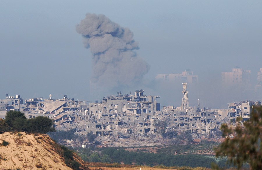 Columnas de humo en la Franja de Gaza.