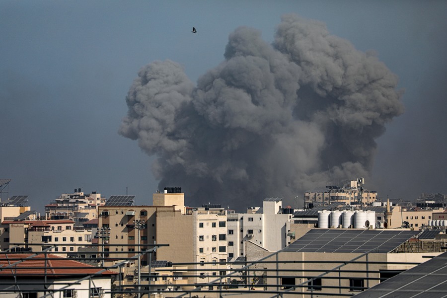 Columnas de humo de bombardeos en el norte de Gaza.