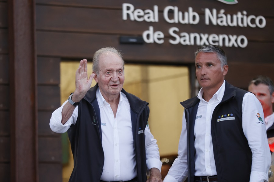 El rey Juan Carlos (i) en las instalacions del Real Club Naútico de Sanxenxo. 