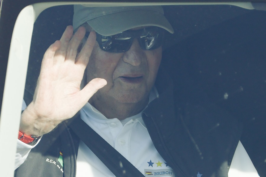 El rey Juan Carlos, que ha aterrizado en Vigo en su quinta visita a España este año