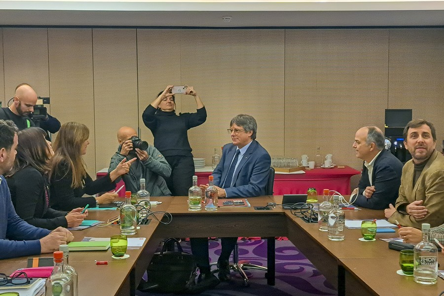 El ex presidente catalán y miembro del Parlamento Europeo, Carles Puigdemont (C), se reúne con miembros del partido independentista catalán JxCat Jordi Turull (2R) y Laura Borras (3L), en la reunión del jueves