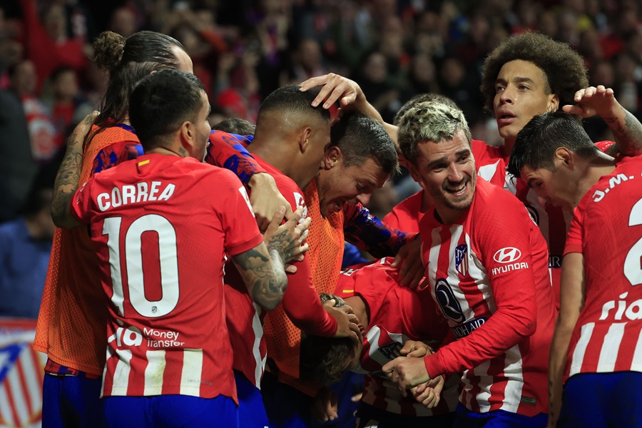 Los jugadores del Atlético de Madrid celebran el gol de su equipo