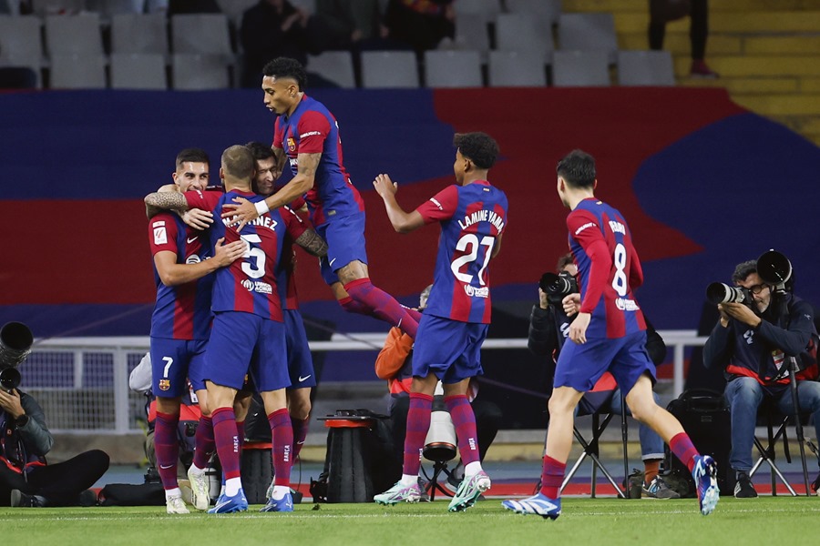 El delantero del FC Barcelona Robert Lewandowski (3i) celebra un gol