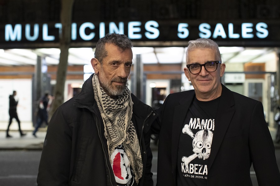 El músico Manolo Kabezabolo (i) y el director José Alberto Andrés Lacasta (d).