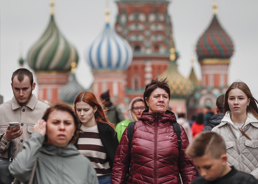Un grupo de rusos pasea por la Plaza Roja de Moscú