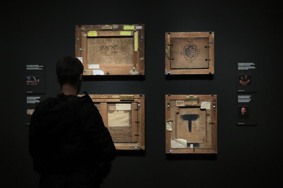 Un visitante observa algunas de las obras expuestas, por delante y por detrás, en la nueva exposición del Museo del Prado, "Reversos".