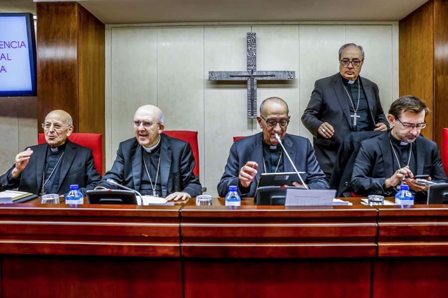 El presidente de la Conferencia Episcopal Española, Juan José Omella (2d), preside la 123 Asamblea Plenaria este lunes en Madrid. 