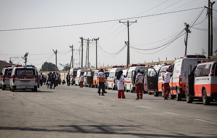 Ambulancias con palestinos heridos en al cruce fronterizo de Rafah, entre la Franja de Gaza y Egipto. 